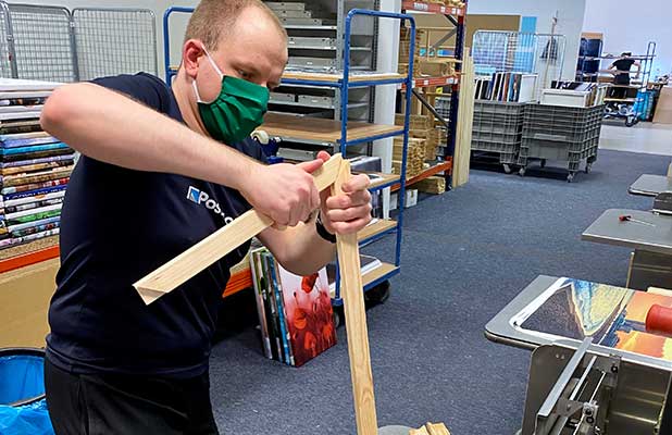Zusammenbauen des Holzkeilrahmens Zusammenbauen des Holzkeilrahmens