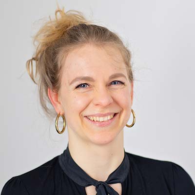 Bilder von den alten Meistern wirken als Leinwanddrucke besonders authentisch Eine unserer Mitarbeiterinnen empfiehlt unsere Leinwandbilder